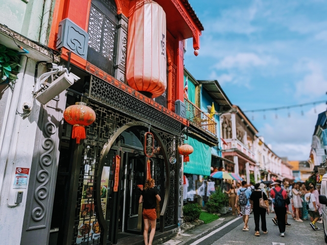 プーケット島内観光ツアーで人気のオールドタウン。シノポルトガル様式の建築と赤い提灯が並ぶ賑やかな通り。