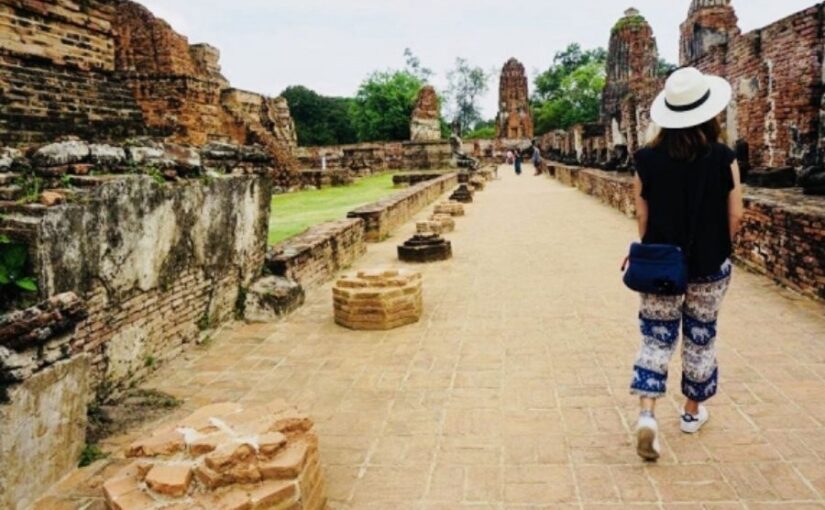 プーケット島内観光ツアーで訪れる歴史的な寺院遺跡。タイの伝統的なレンガ造りの塔や壁が広がる風景。