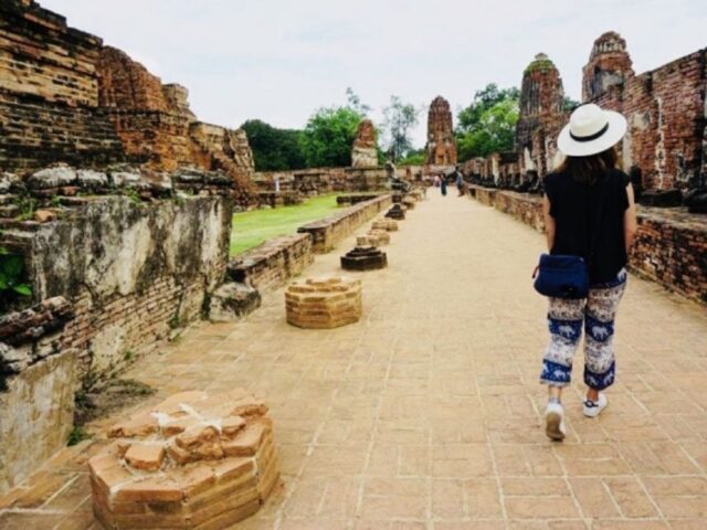 プーケット島内観光ツアーで訪れる歴史的な寺院遺跡。タイの伝統的なレンガ造りの塔や壁が広がる風景。