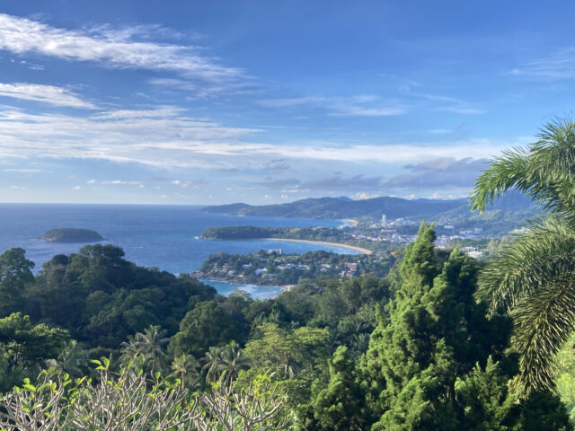 カロン展望台から望むプーケットの海とビーチの絶景