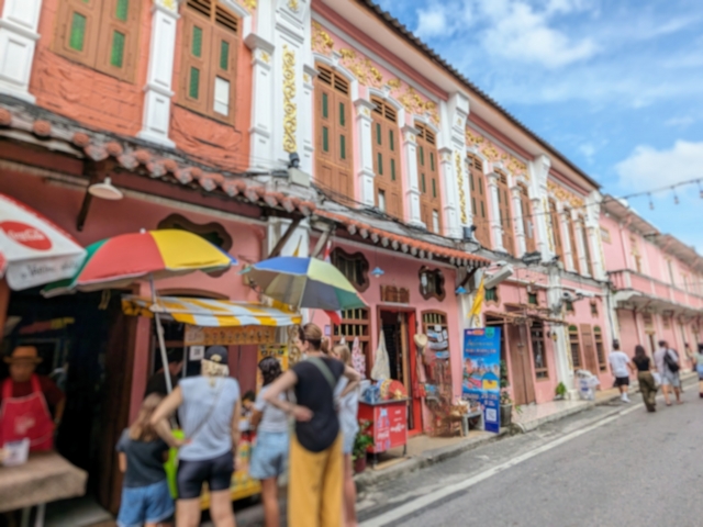 プーケットタウン　ピンクの街並み
