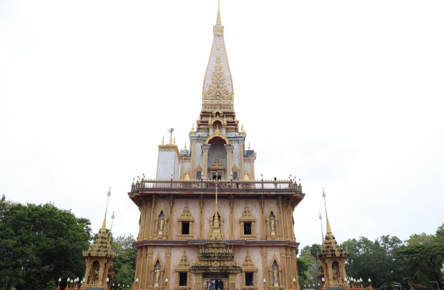 ワットチャロン　寺院