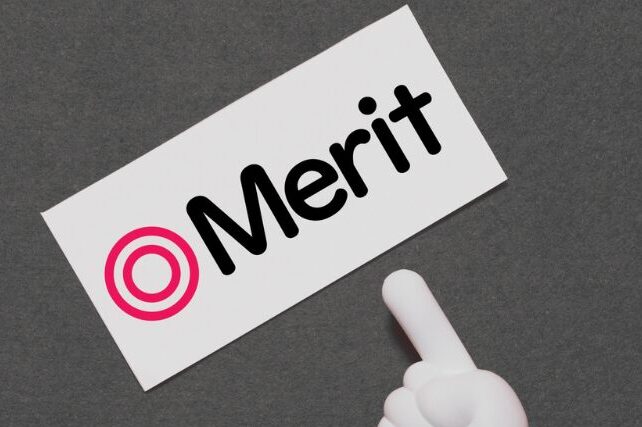 「Merit（メリット）」と書かれたカードを指さすイラスト
