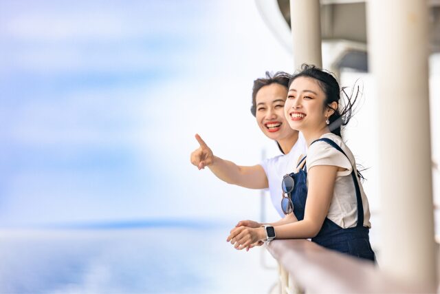 船　旅行　移動　女性