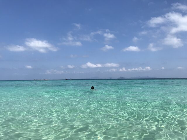 在普吉岛那片清澈见底的翡翠绿海中游泳的人