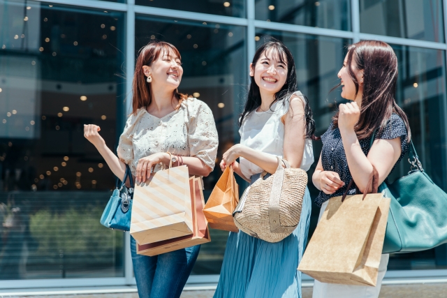 ショッピングバッグを持って楽しむ女性たち、プーケットのショッピングモール