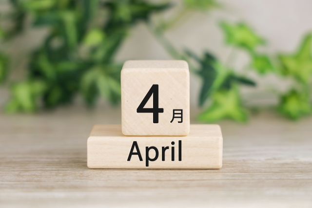 木製ブロックに「4月 April」と書かれたカレンダー風のイメージ