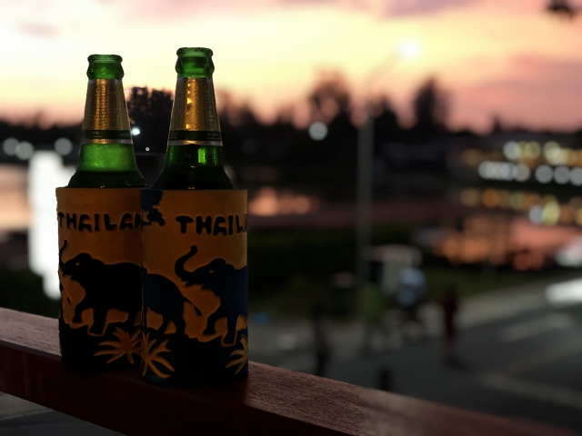 夕暮れ時にタイのビールを楽しむナイトタイムのイメージ