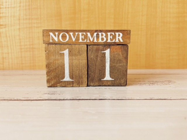 11月を示す木製のカレンダーブロック