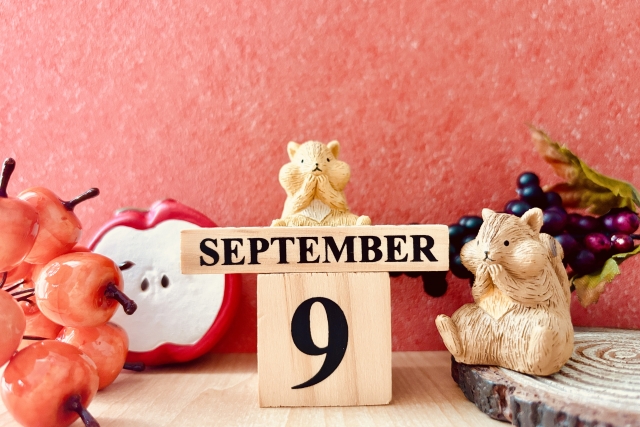 9月を示す木製のカレンダーブロックとリスの置物