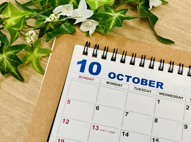 10月のカレンダーと緑の植物