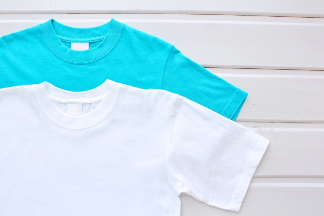 水色と白の半袖Tシャツ
